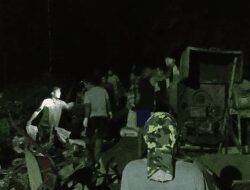 Gelapnya Malam Bukan Halangan Satgas TMMD Reguler Ke-111 Kodim 1207/Pontianak Bersama Masyarakat Lanjutkan Pengerjaan Jalan   