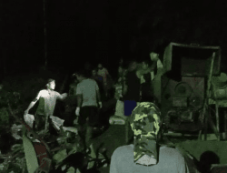 Gelapnya Malam Bukan Halangan Satgas TMMD Reguler Ke-111 Kodim 1207/Pontianak Bersama Masyarakat Lanjutkan Pengerjaan Jalan   