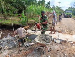 Bersama Warga, Satgas TMMD Ke-111 Kodim 1207/Pontianak Perbaiki Jembatan Yang Rusak