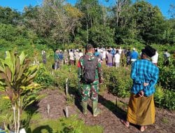 Anggota Satgas TMMD Ke-111 Kodim 1207/Pontianak Ikut Pemakaman Warga Yang Meninggal Dunia