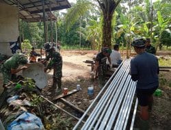 Satgas TMMD Ke-111 Kodim 1207/Pontianak Laksanakan Pengecatan Tiang Bendera   