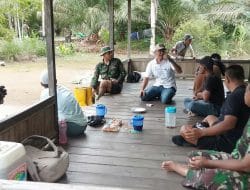 Kades Kuala Mandor B Ngopi Bareng Warga dan Satgas TMMD Ke-111 Kodim 1207/Pontianak