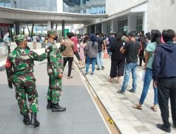 Pastikan Pelaksanaan  Vaksin C-19 Aman, Anggota Satgas TMMD Ke-111 Kodim 1207/Pontianak Himbau Patuhi Protokol Kesehatan   