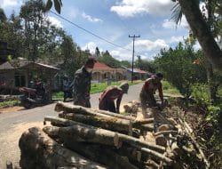Potret Warga Setempat Sedang Memotong Kayu di Lokasi TMMD Ke-111 Kodim 1207/Pontianak