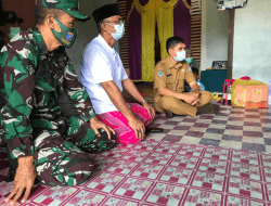 Disela-Sela Tugas, Satgas TMMD Ke 111 Anjangsana Ke Rumah Warga   