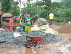 Berjibaku Melawan Derasnya Hujan di Lokasi TMMD Ke-111 Kodim 1207/Pontianak