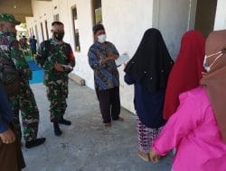 Sertu Asiani Bagikan Masker Kepada Masyarakat di Lokasi TMMD Ke-111 Kodim 1207/Pontianak   