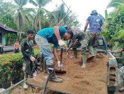 Anggota Satgas TMMD Ke-111 Kodim 1207/Pontianak Gotong Royong Turunkan Pasir