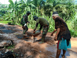 Satgas TMMD Bersama Warga Timbun Jalan Yang Berlubang