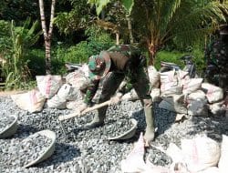 Cangkul dan Pengki Merupakan Senjata Andalan Satgas TMMD Ke-111 Kodim 1207 Pontianak   