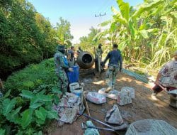 Sasaran Hampir Tuntas, Anggota Satgas TMMD Ke-111 Kodim 1207/Pontianak dan Masyarakat Tetap Bersemangat