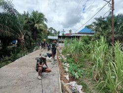 Satgas TMMD Ke-111 Kodim 1207/Pontianak Bantu PLN Pasang Kabel Listrik di Titik Sasaran Fisik