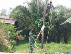 Satgas TMMD Ke-111 Kodim 1207/Pontianak Bantu Petugas PLN Pasang Lampu Jalan