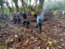 Masyarakat Bersama Satgas TMMD Ke-111 Kodim 1207/Pontianak Gotong Royong Bersihkan Tanah Wakaf