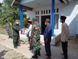 Pemberian Bingkisan Kepada Pengurus Pondok Pesantren di Lokasi TMMD Ke-111 Kodim 1207/Pontianak   