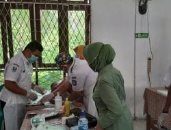 Dansatgas TMMD Ke-111 Beserta Ketua Persit KCK Cabang LI Kodim 1207/Pontianak Tinjau Kegiatan Sunatan Massal   