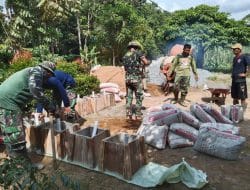 Teriknya Matahari Tidak Menurunkan Semangat Satgas TMMD Ke-111 Kodim 1207/Pontianak   