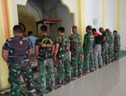 Anggota Satgas TMMD Ke-111 Kodim 1207/Pontianak Melaksanakan Sholat Berjamaah Bersama Masyarakat   