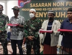 DanSSK TMMD Ke-111 Kodim 1207/Pontianak Serahkan Bendera Merah Putih Secara Simbolis Kepada Tokoh Masyarakat