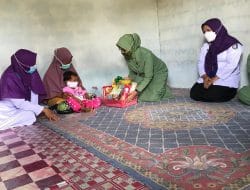 Peduli Warga Kurang Mampu, Ketua Persit KCK Cabang LI Kodim 1207/Pontianak Berikan Bantuan Makanan Bergizi di Lokasi TMMD Ke-111   