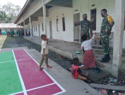 Dandim 1207/Pontianak Bersenda Gurau Bersama Anak-Anak di Lokasi TMMD Ke-111   