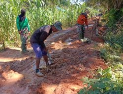 Satgas TMMD Ke-111 Kodim 1207/Pontianak Ratakan Jalan Yang Berlumpur