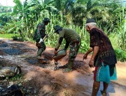 Warga Uruk Jalan Bersama Satgas TMMD Ke-111 Kodim 1207/Pontianak
