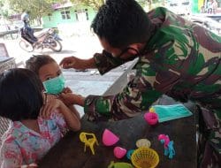 Satgas TMMD Ke-111 Kodim 1207/Pontianak Ajari Anak-Anak Pakai Masker Guna Cegah Penyebaran Covid-19