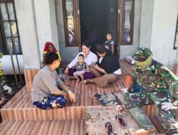 Manfaatkan Waktu Istirahat Untuk Berdialog Dengan Warga di Lokasi TMMD Ke-111 Kodim 1207/Pontianak