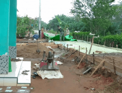 Curah Hujan Yang Tidak Menentu, Satgas TMMD Bersama Warga Tutupi Jalan Dengan Terpal   