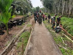 Komandan SST TMMD Ke-111 Kodim 1207/Pontianak Turun Langsung Bantu Anggota Satgas   