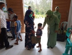 Disela Kegiatan TMMD Ke-111 Kodim 1207/Pontianak, Satgas Jalin Keakraban Dengan Anak-Anak di Lokasi