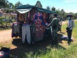 Penjual Baju dan Perabotan Keliling Ikut Rasakan Manfaat Pembangunan Jalan Oleh Satgas TMMD Ke-111 Kodim 1207/Pontianak   