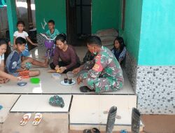 Keakraban Warga Kuala Mandor Saat Menikmati Kecutnya Mangga Bersama Satgas TMMD Kodim/1207