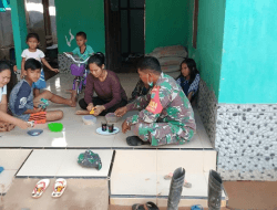 Keakraban Warga Kuala Mandor Saat Menikmati Kecutnya Mangga Bersama Satgas TMMD Kodim/1207