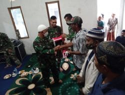 Ketua RT 04 Dusun Maju Jaya Menerima Bendera Merah Putih Dalam Prgoram TMMD Ke-111 Kodim 1207/Pontianak