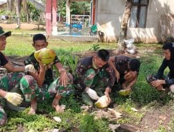 Anggota Satgas Ke-111 Kodim 1207/Pontianak Menghilangkan Dahaga Dengan Air Kelapa Muda   