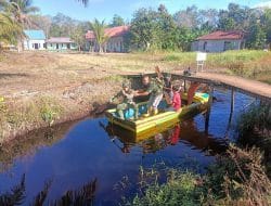 Anggota Satgas TMMD Ke-111 Kodim 1207/Pontianak Bermain Sampan Bersama Anak-Anak Desa Kuala Mandor B   