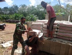 Anggota Satgas TMMD Ke-111 Kodim 1207/Pontianak Bersama Warga Menurunkan Material Semen   