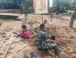 Tak Segan dan Penuh Keakraban, Anak-Anak Bermain Bersama Personil Satgas TMMD Ke-111 Kodim 1207/Pontianak   