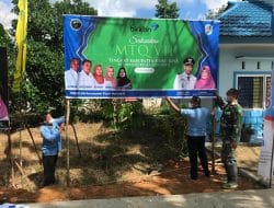 Sukseskan MTQ Tingkat Kabupaten Kubu Raya, Anggota Satgas TMMD Ke-111 Kodim 1207/Pontianak Dampingi Panitia Pasang Baliho dan Spanduk