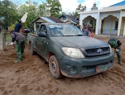 Jalan Licin dan Berlumpur, Mobil Pembawa Material Terjebak Lumpur di Lokasi TMMD Ke-111 Kodim 1207/Pontianak   