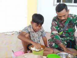 Wujudkan Kedekatan, Satgas TMMD Ke-111 Kodim 1207/Pontianak Ajak Anak Kecil Makan Siang Bersama   