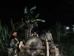 Bahu Membahu Bersama Warga, Satgas TMMD Ke-111 Kodim 1207/Pontianak Tetap Bekerja Pada Malam Hari   