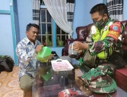 Manfaatkan Waktu Malam, Personil Satgas TMMD Ke-111 Kodim 1207/Pontianak Sambangi Rumah Ketua RT   