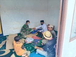 Waktu Istrahat Sejenak, Sertu Soleh Manfaatkan Untuk Berdialog Dengan Ibu-Ibu di Lokasi TMMD Ke-111 Kodim 1207/Pontianak   