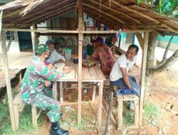 Saat Jam Istirahat, Satgas TMMD Ke-111 Kodim 1207/Pontianak Berbincang Santai Sambil Minum Kopi   