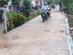 Warga Menikmati Jalan Yang Dibangun Satgas TMMD Ke-111 Kodim 1207/Pontianak   