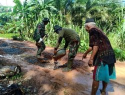 Bahu-Mebahu Anggota Satgas TMMD Ke-111 Kodim 1207/Pontianak Bersama Warga Uruk Jalan   