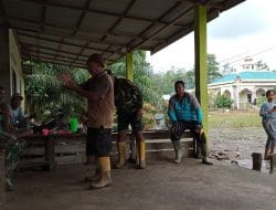 Anggota Satgas TMMD Ke-111 Kodim 1207/Pontianak Hilangkan Rasa Lelah Dengan Berbagi Cerita Bersama Warga Saat istrahat   